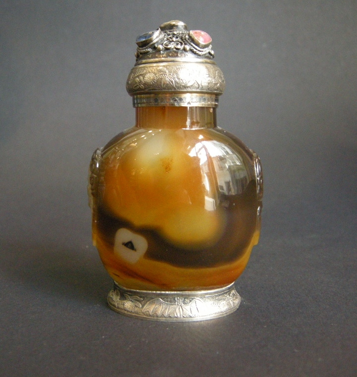 Agate snuff bottle